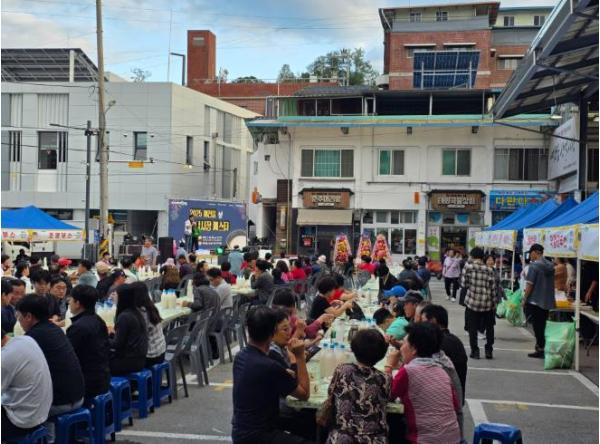 예천군 2025 동행축제 “예천읍 상설시장 페스타”원도심 상생의 장으로 거듭나다 기사 이미지