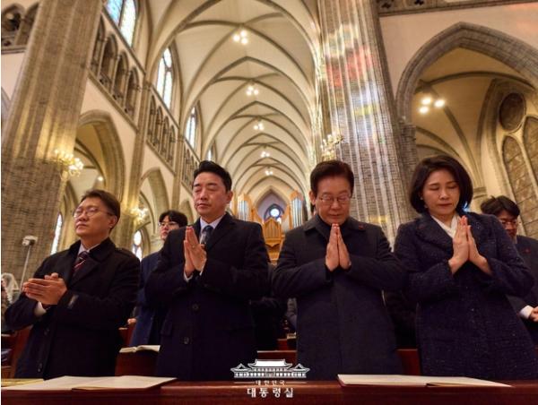 이재명 대통령과 김혜경 여사, 명동대성당 성탄 미사 기사 이미지