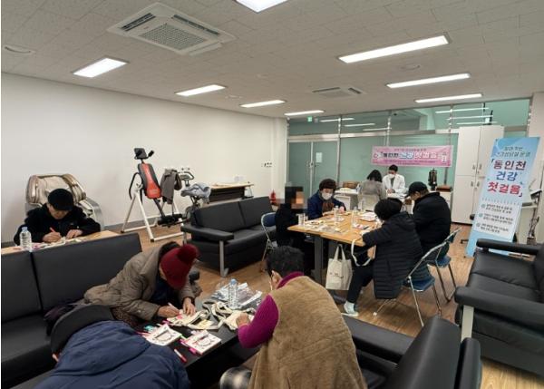 인천 중구 동인천동, 어르신 대상 ‘복주머니 크로스백 색칠 프로그램’ 실시 기사 이미지