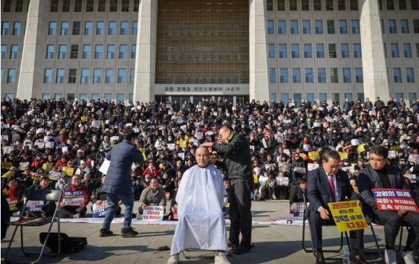 김진태 강원도지사 천막농성 이틀째…장동혁 대표 농성장 격려 방문 “특별법 균형 처리 공감” 기사 이미지