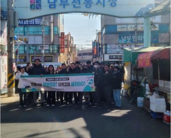 포항시, 전통시장 장보기로 지역 상권 활성화 및 친환경 소비 실천 앞장 기사 이미지